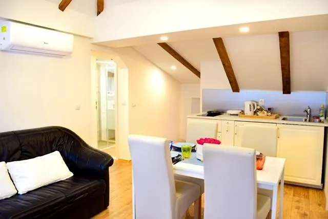 Rilati Old Town Palace 4 Maison d'hôtes 3*